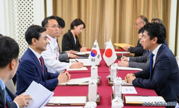 当地时辰5月30日，韩国国防部主座安圭伯和日本驻防大臣小泉进次郎举行会谈。 韩国国防部向韩媒提供
